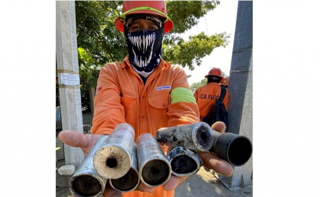 Un obrero de la empresa ICA Fluor muestra los proyectiles de gas lacrimógeno que les fueron lanzados por policías, durante el segundo día de paro de labores. Fotos: Luma López. EL UNIVERSAL