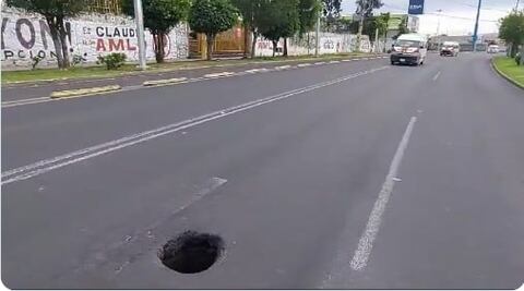 ¡Precaución automovilistas! Aparece socavón en el Bulevar Forjadores