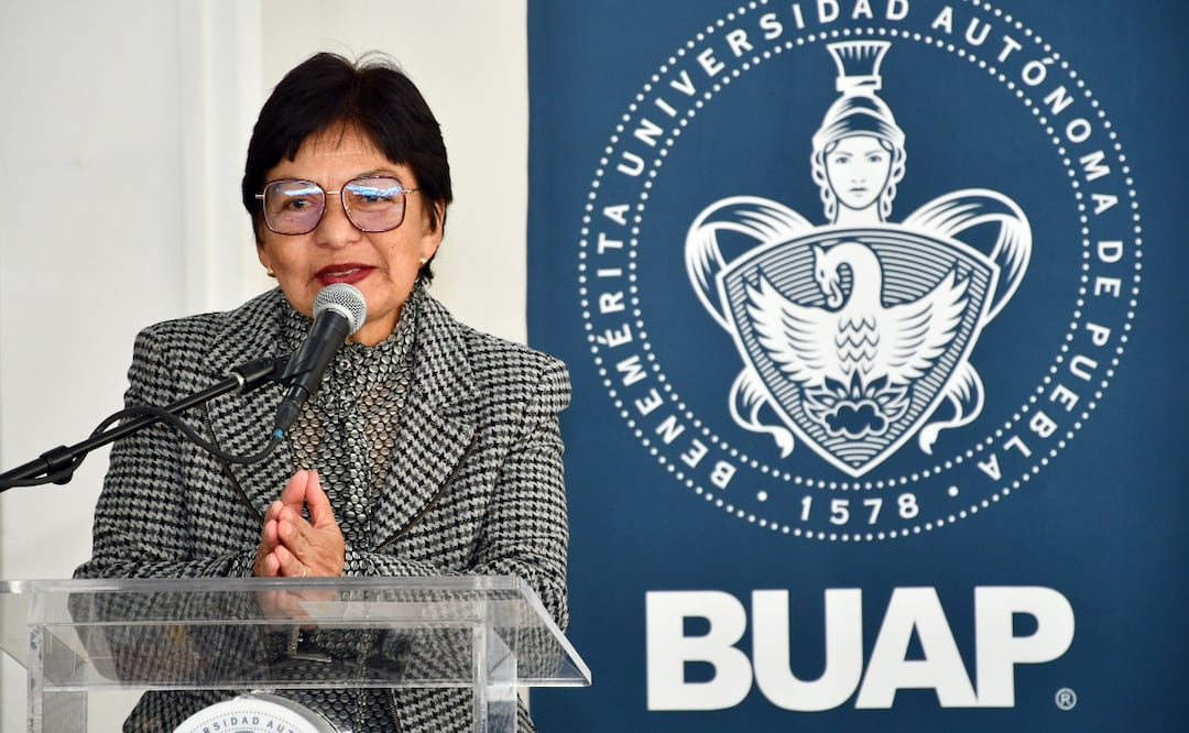 Toma protesta la Rectora Lilia Cedillo a Irma García como directora de la Preparatoria 2 de Octubre de 1968 | Foto: BUAP.