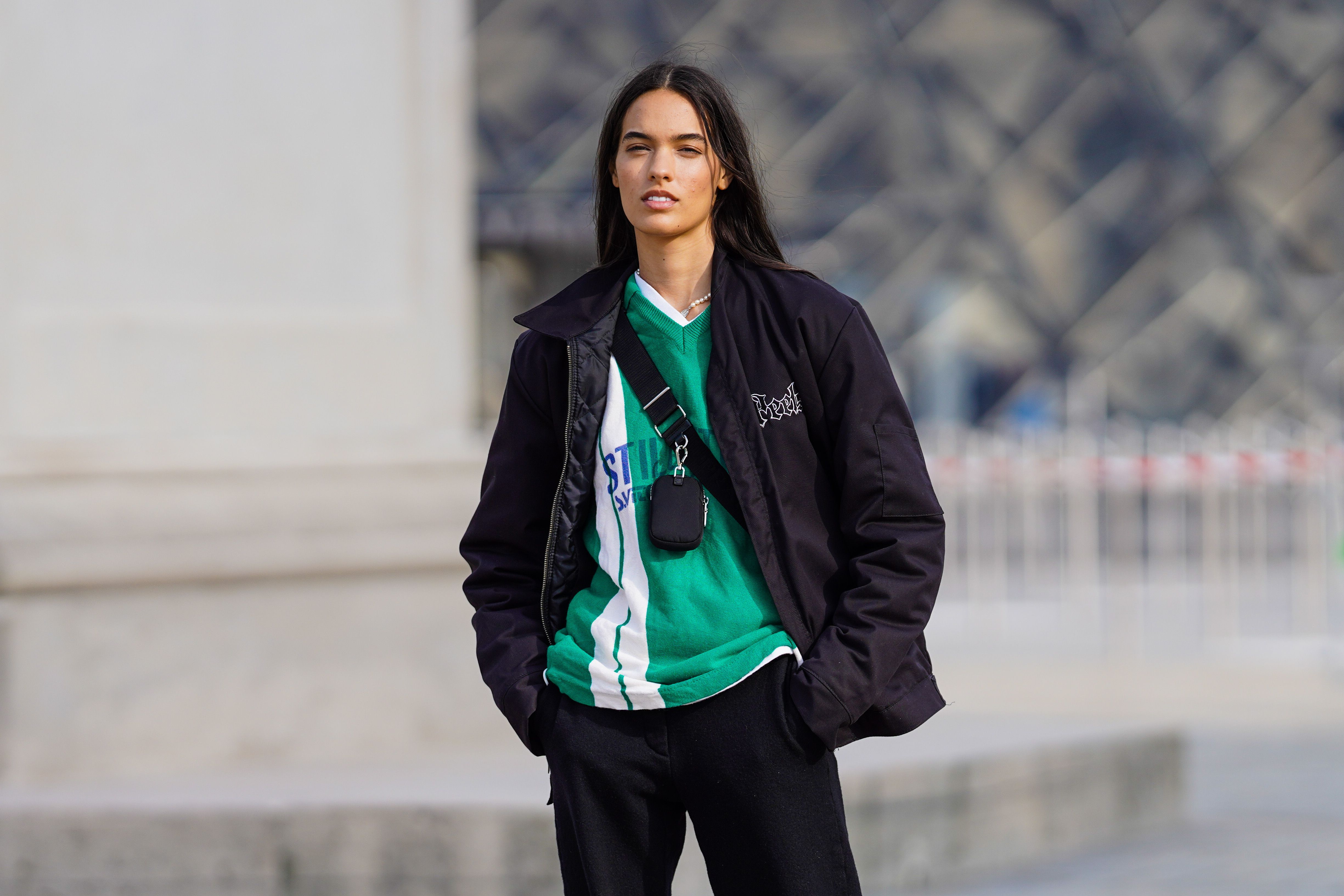 El Bloke Core se fundamenta en el uso de camisetas de fútbol, que se mezclan con jeans desgastados, pantalones amplios y zapatillas deportivas. 

Foto: Producción El Universal Puebla
