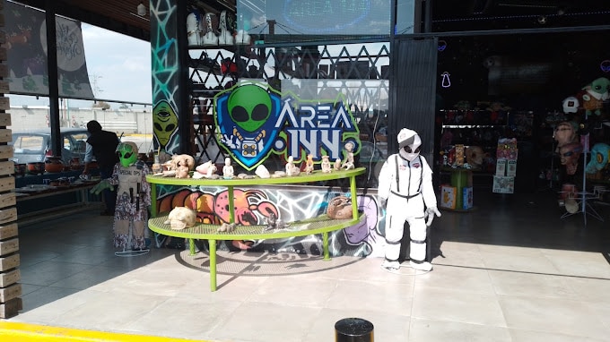 El complejo se encuentra en el kilómetro 144 y también cuenta con un restaurante que recrea la atmósfera de un pueblo mágico dedicado a la veneración de los alienígenas.

Foto: Producción El Universal Puebla