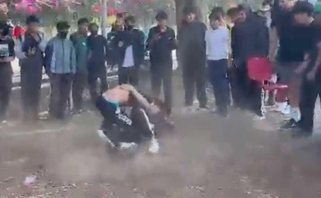 En redes sociales difunden videos de alumnos del Centro Escolar Niños Héroes de Chapultepec agarrándose a golpes | Foto: Captura de Pantalla