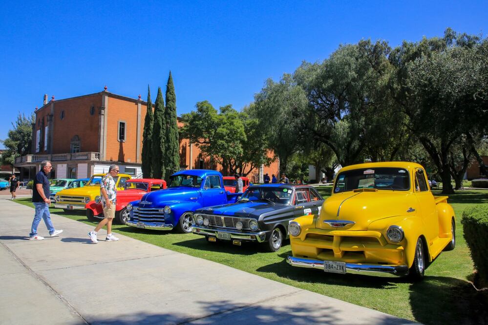 Los jardines de la UDLAP son el escenario del Gran Salón del Automóvil Antiguo 2023 | Foto: Agencia Es Imagen para El Universal Puebla