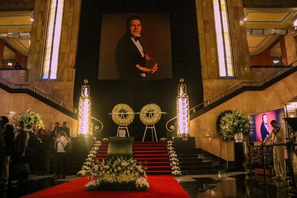 Urna con las cenizas de Héctor Bonilla, quien fue objeto de un homenaje en el Palacio de Bellas Artes. Foto: Cuartoscuro.