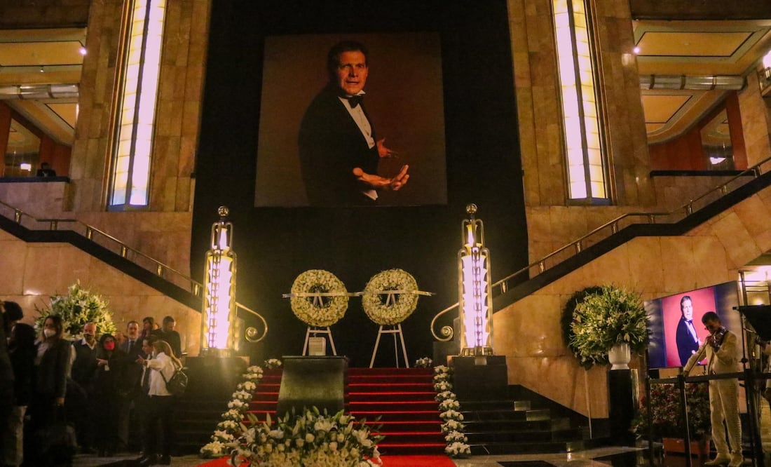 Urna con las cenizas de Héctor Bonilla, quien fue objeto de un homenaje en el Palacio de Bellas Artes. Foto: Cuartoscuro.