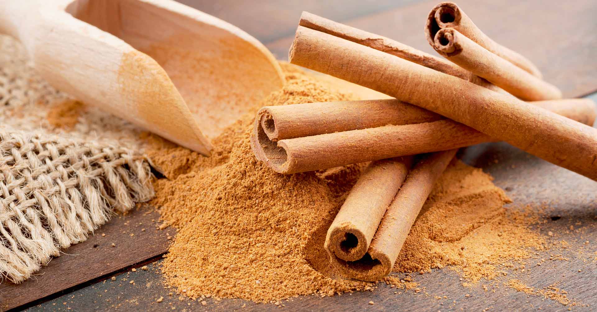 Este aromático producto es común en las alacenas de los hogares mexicanos y, además, resulta muy asequible en supermercados o tienditas de la esquina. La canela no solo aporta un sabor reconfortante, sino que también posee propiedades antiinflamatorias y antioxidantes que pueden ayudar a fortalecer el sistema inmunológico. 

Foto: Producción El Universal Puebla