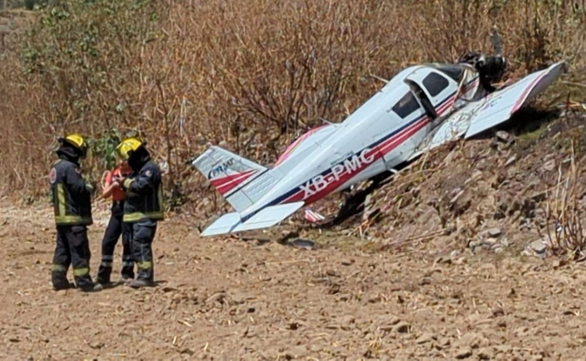 Avioneta se incendia en el aire y cae en cerro de Cholula; hay dos heridos