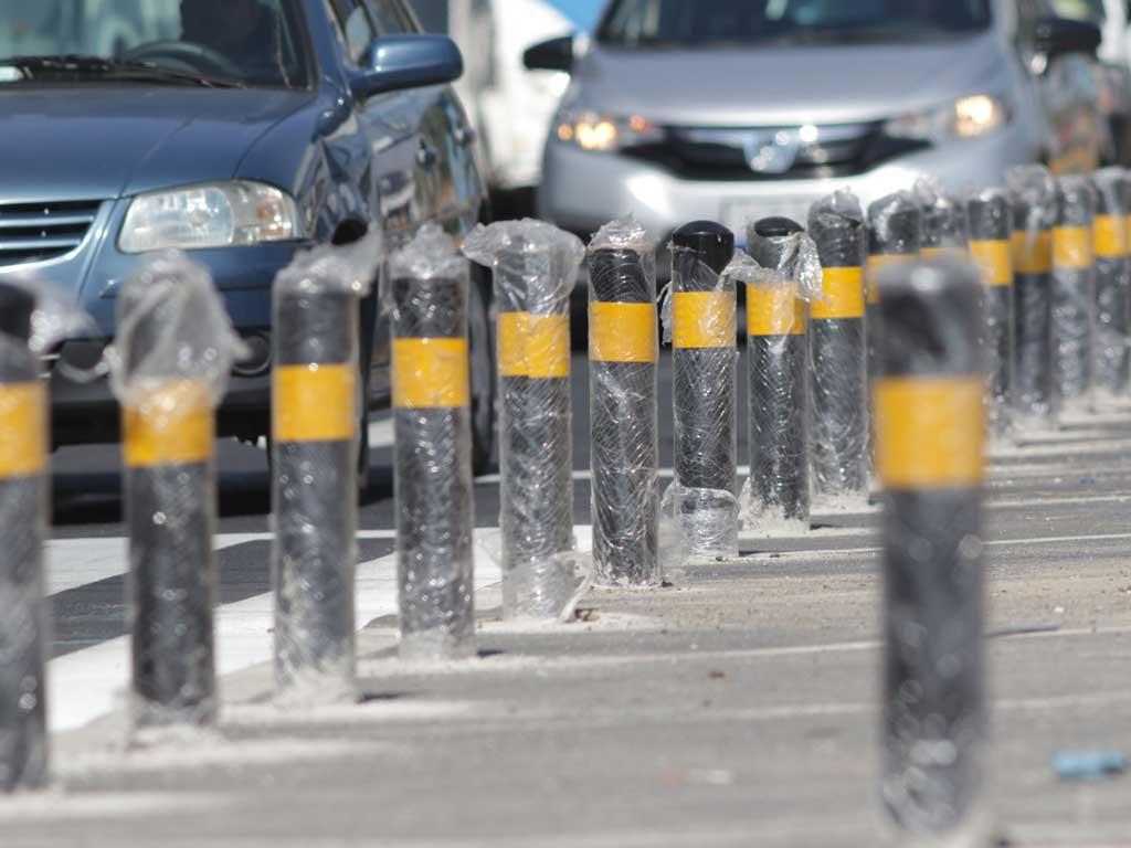 Los “bolardos” de Claudia Rivera no serán retirados y habrá más