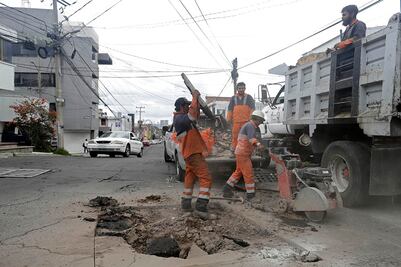 ¡Este sí tuvo tapadera! Reparan mini socavón en colonia La Paz