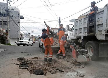 ¡Este sí tuvo tapadera! Reparan mini socavón en colonia La Paz