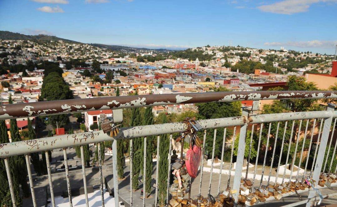 Parejas de Puebla acostumbran colocar un candado en Los Fuertes para sellar su amor | Foto: Agencia Es Imagen para El Universal Puebla