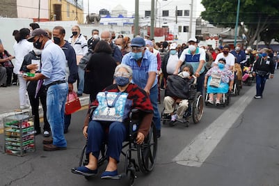 Forman filas adultos mayores para recibir segunda dosis de vacuna