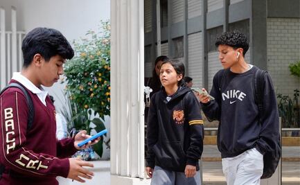 Padres y maestros de Puebla respaldan retiro de celulares en clases