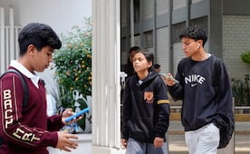 Padres y maestros de Puebla respaldan retiro de celulares en clases