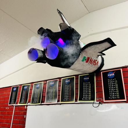 Maestro mexicano decora salón con temática de la NASA