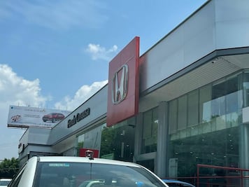 Roban cascos e impermeables de agencia de motos en la Anzures