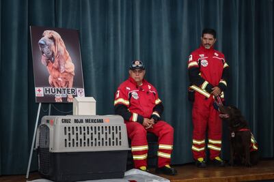 Rinden homenaje póstumo al perro rescatista Hunter en la Cruz Roja de Puebla