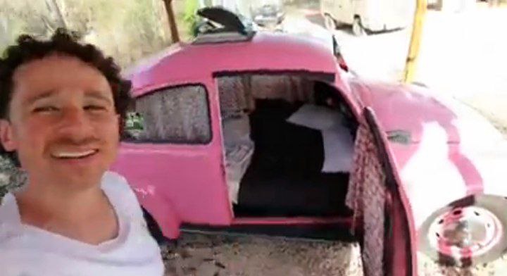 Luisito Comunica hizo famoso este Vocho Hotel | Foto: YouTube Luisito Comunica