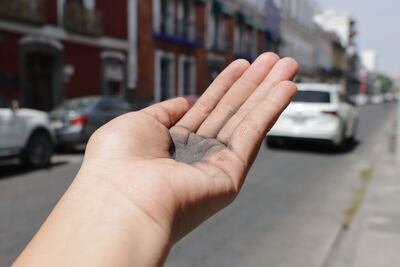 Aumenta población con molestias por caída de ceniza en Puebla