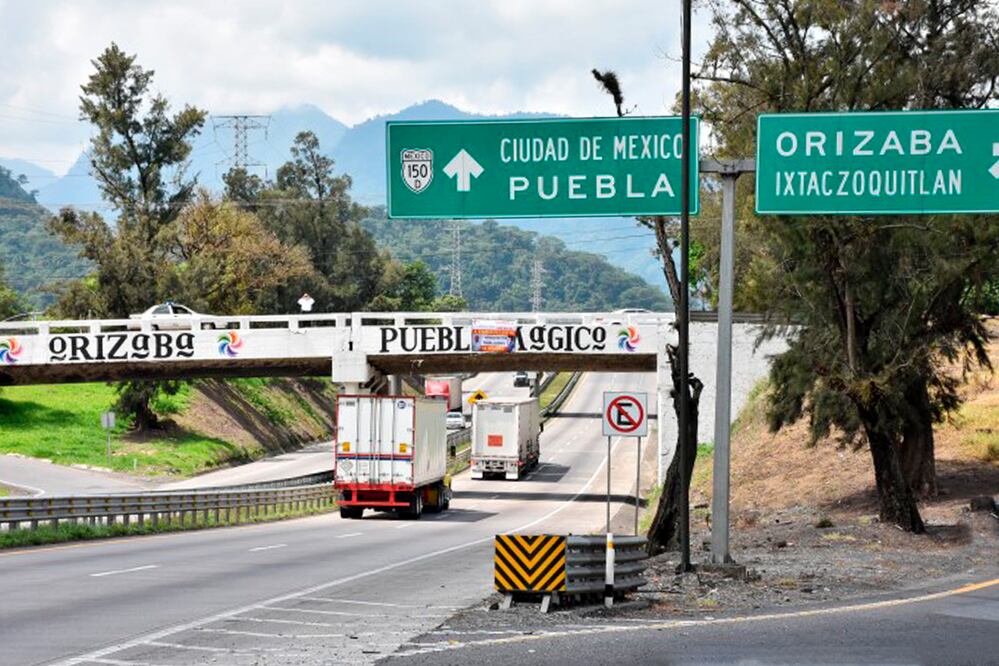 Aunque la mayoría de los delitos se cometen en carreteras estatales (66.29%), las carreteras federales están mostrando un incremento en su nivel de peligrosidad comparado con años anteriores.
Foto: Producción El Universal Puebla