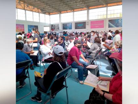 Caos y aglomeraciones en el primer día de vacunación en la ciudad de Puebla