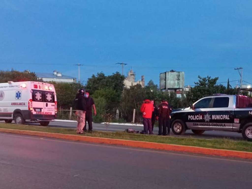 Ejecutan a joven de tres balazos mientras cruzaba la federal Puebla-Atlixco