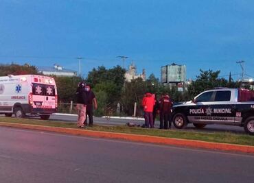 Ejecutan a joven de tres balazos mientras cruzaba la federal Puebla-Atlixco