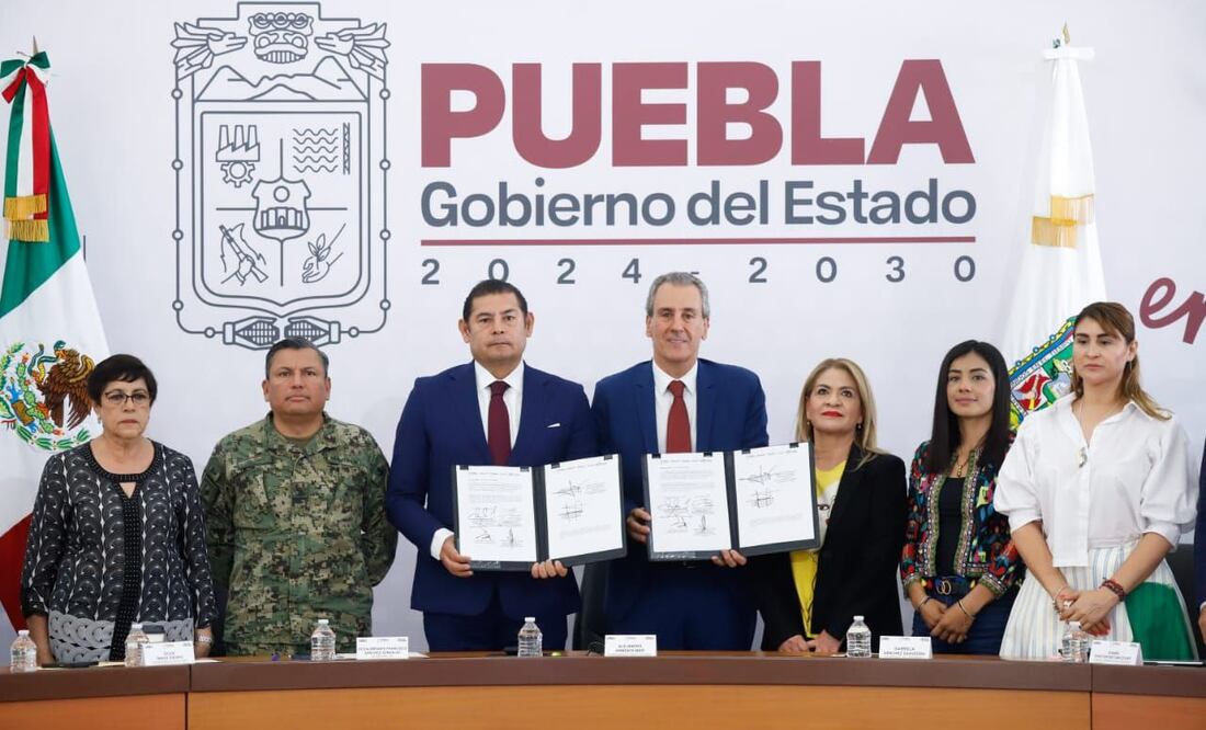 Alejandro Armenta y Pepe Chedraui firmaron el convenio | Foto: Gobierno del Estado