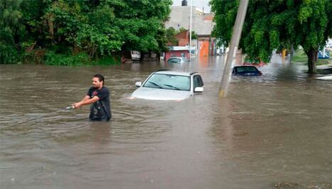 ¿Te quedaste atrapado en tu auto en una zona inundada? Esto es lo que debes hacer según Protección Civil