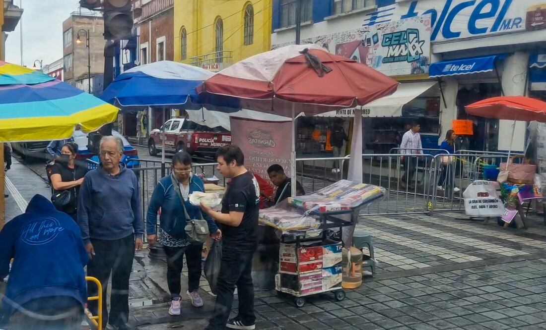 Vendedores ambulantes se instalaron en la calle 12 Oriente | Foto: EsImagen