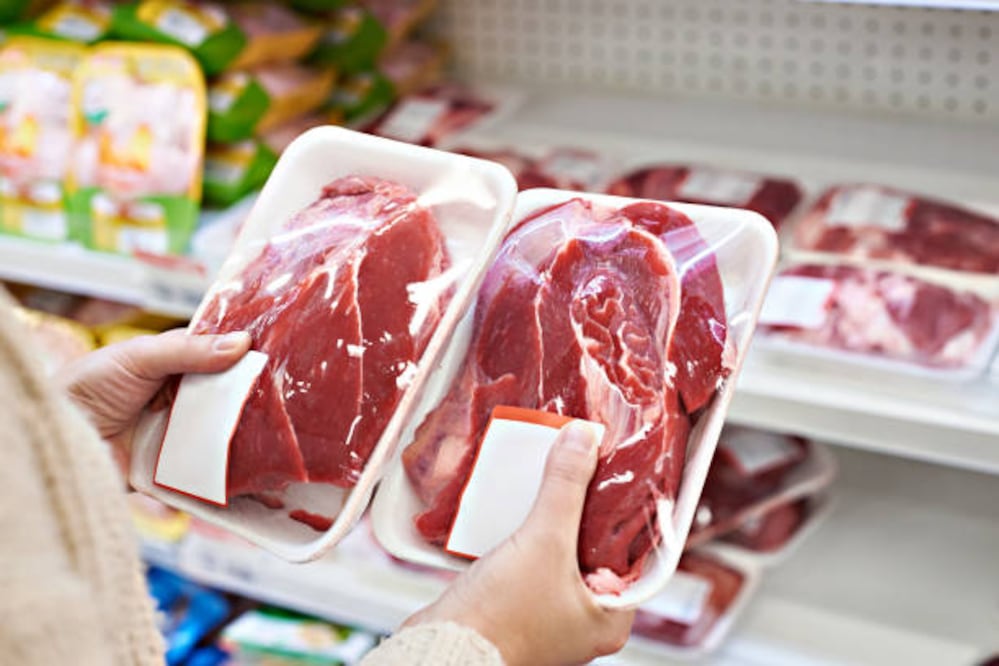 La carne roja, especialmente la procesada, está asociada con un mayor riesgo de enfermedades cardíacas debido a su contenido de grasas saturadas y colesterol. 

Foto: Producción El Universal Puebla