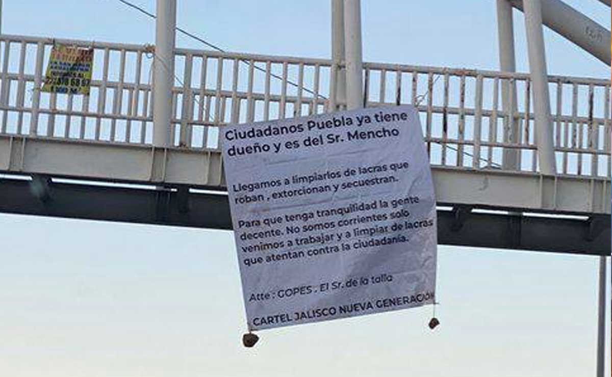 Las narcomantas fueron colgadas en Santa María Xonacatepec y San Andrés Cholula | Foto: Especial