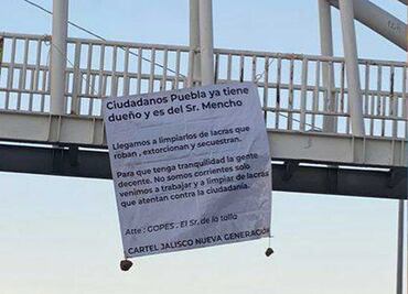 Cuelgan dos narcomantas en distintos puntos de Puebla