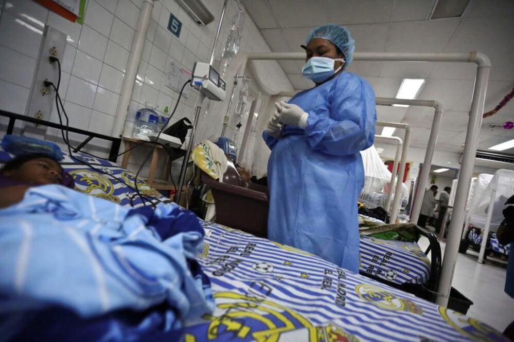 Afecta a personas de todas las edades y puede manifestarse inicialmente con síntomas como fiebre alta, dolor de cabeza intenso, dolores musculares y articulares, y erupción cutánea. 

Foto: Producción El Universal Puebla