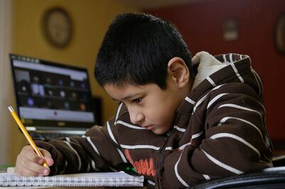 Dos años de atraso tienen escolares por pandemia: Padres de familia