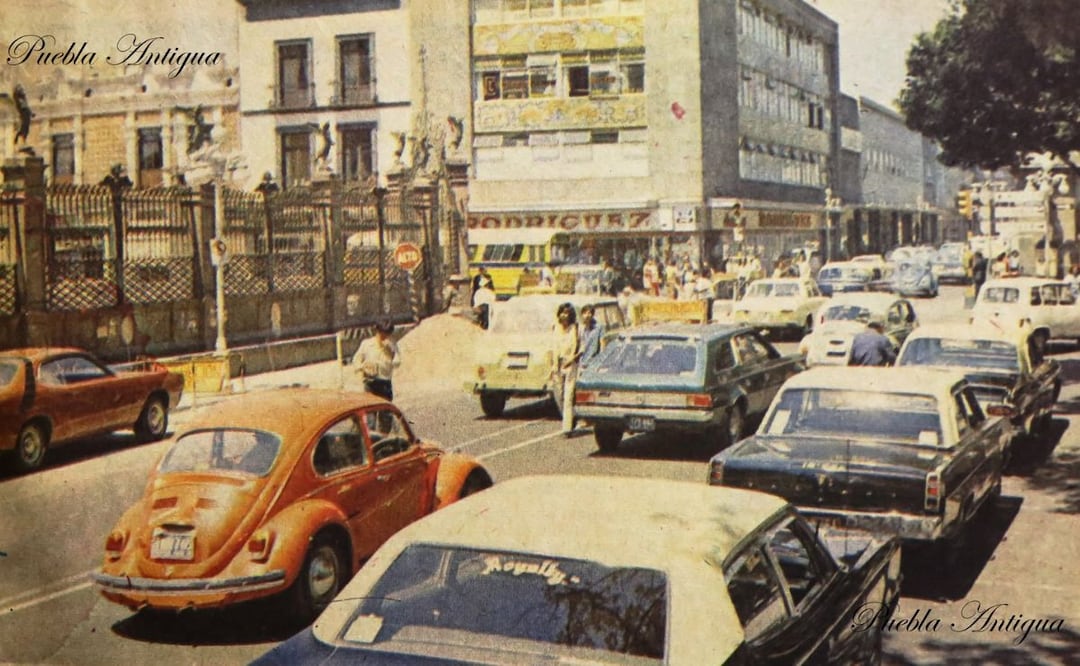 Los automóviles podían circular de esta manera junto a la Catedral de Puebla | Foto: Puebla Antigua