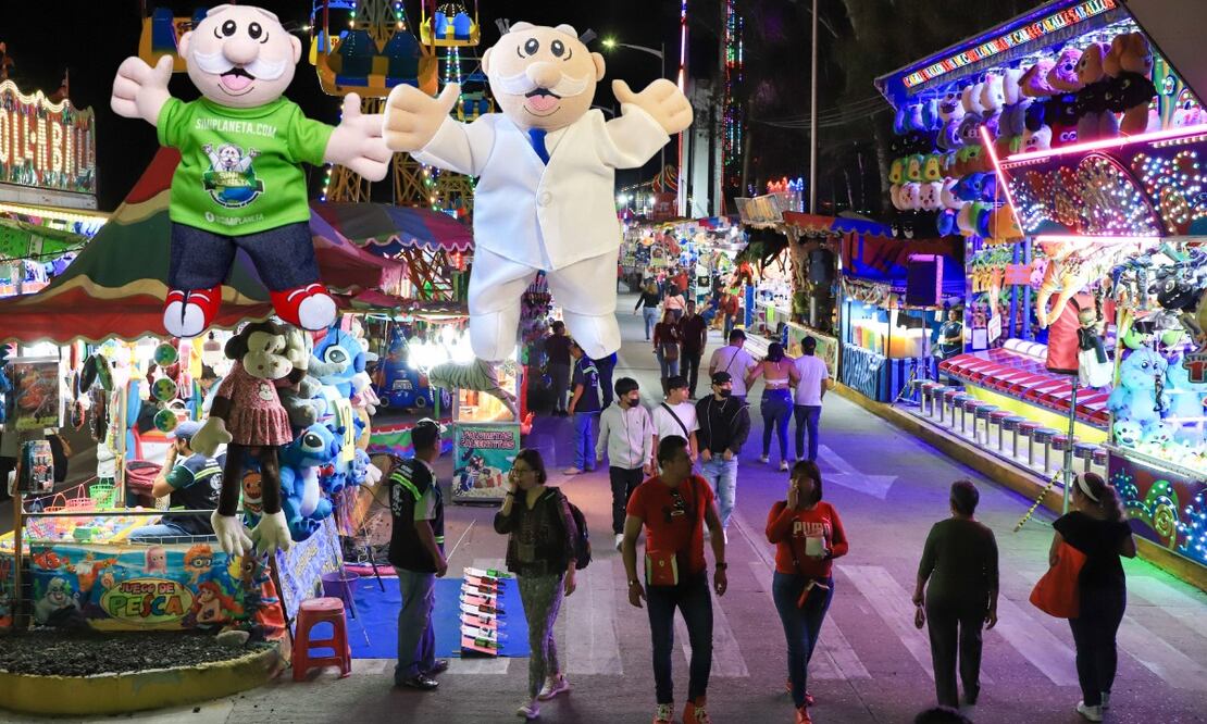 En la Feria de Puebla es posible personalizar tu peluche del Dr. Simi | Foto: Producción El Universal