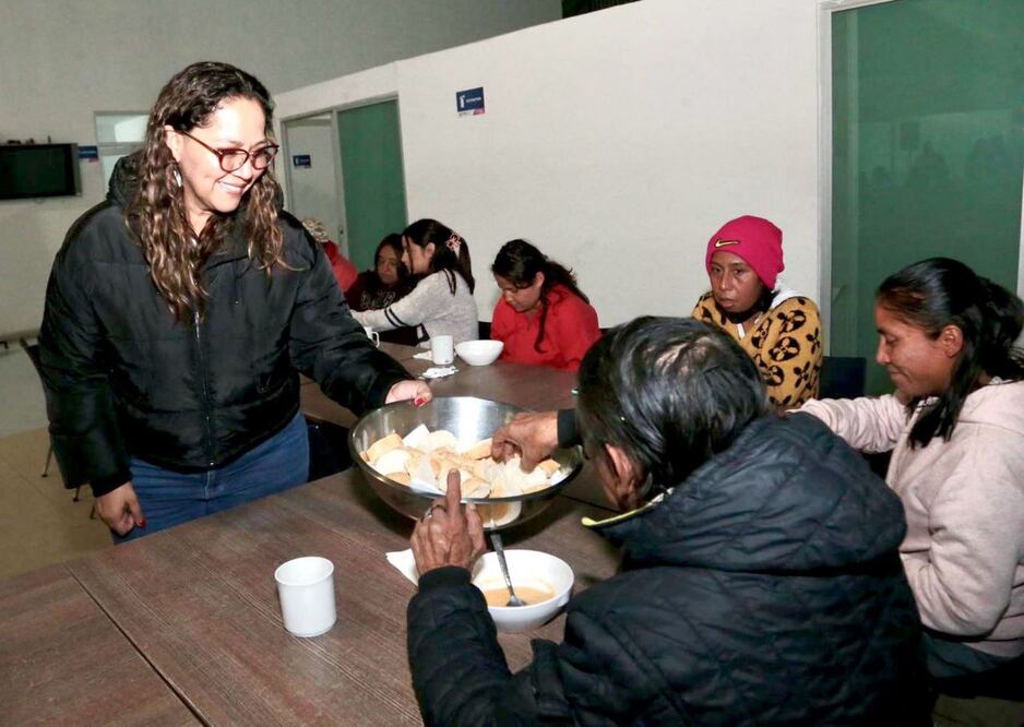El presidente municipal y su esposa sirvieron la tradicional cena de fin de año | Foto: Especial