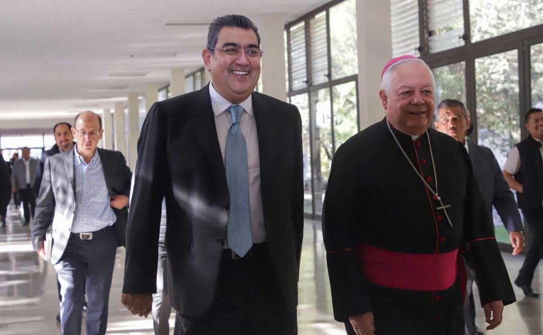El gobernador Salomón Céspedes y el arzobispo Víctor Sánchez presentaron la Procesión de Viernes Santo | foto: Agencia Es Imagen para El Universal Puebla