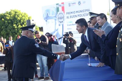 Ayuntamiento de Puebla condecora a nueve policías destacados