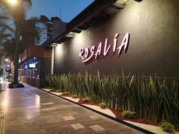 Estudiante se intoxica en bar Rosalia de la Juárez por alcohol adulterado