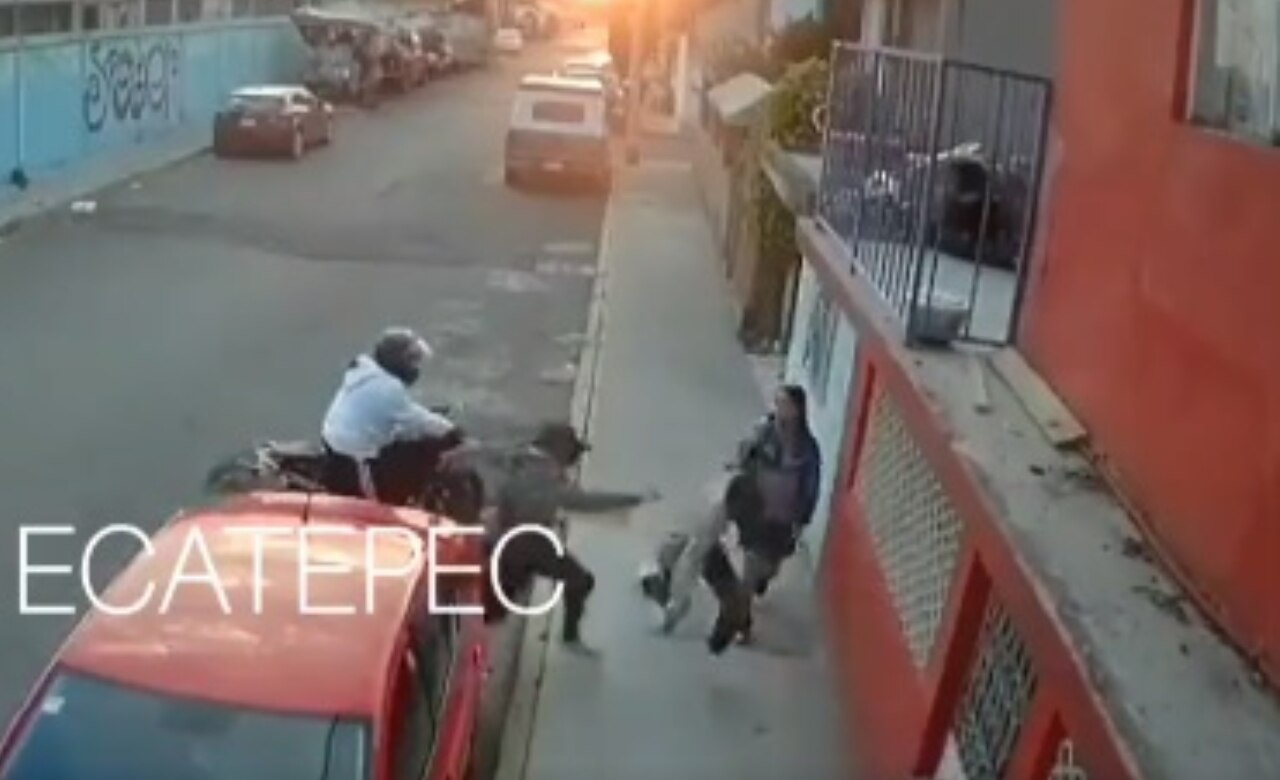 VIDEO. Novio abandona a su pareja durante asalto en Ecatepec