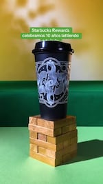 ¿Cuándo y dónde conseguir los nuevos vasos de Starbucks que cambian de color?