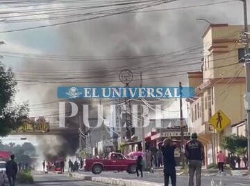 Policías rescatan a presuntos extorsionadores de linchamiento; pobladores incendian patrullas en Xochiltenango