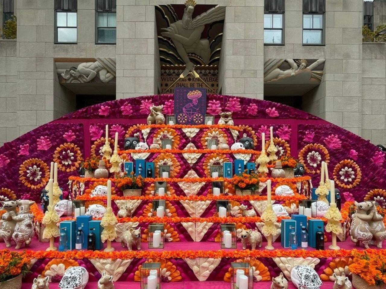 Artesanos de Tlaxcala montan ofrenda de muertos en el Rockefeller Center de Nueva York