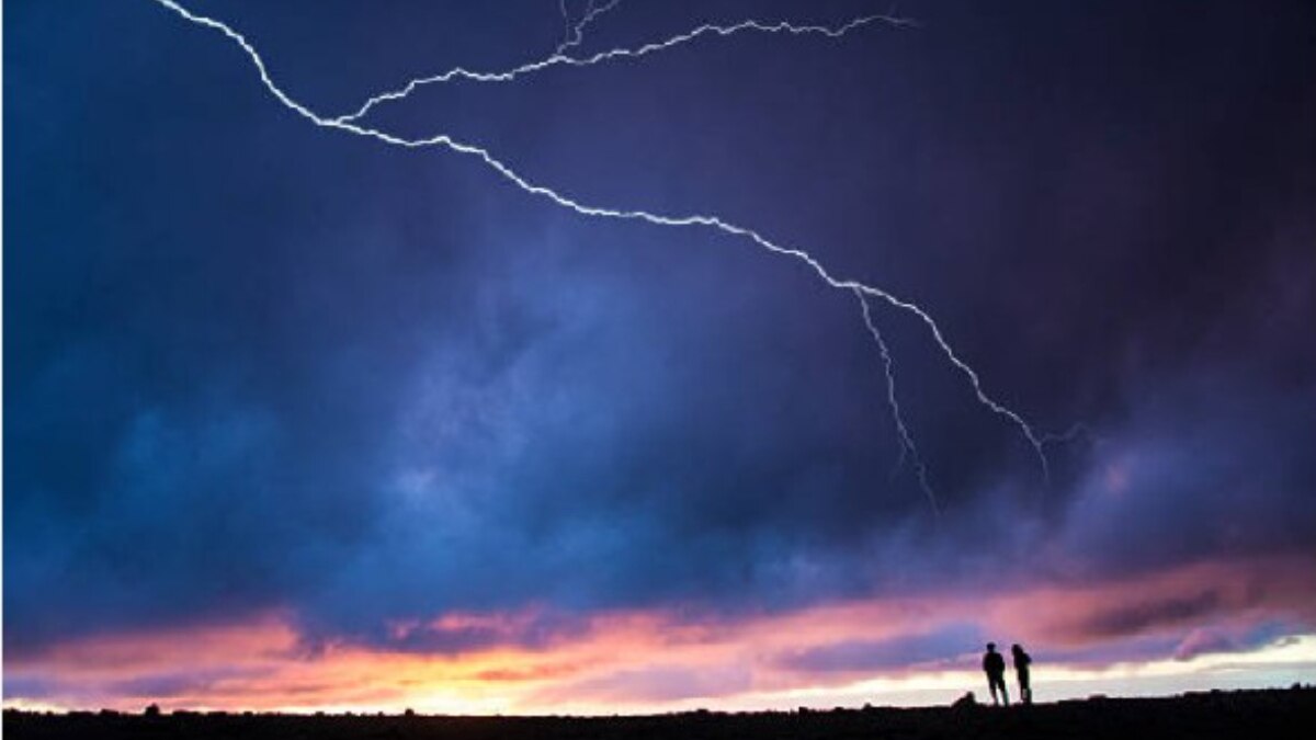 La imagen muestra el momento en que la poderosa descarga eléctrica impacta a Pavel, haciéndolo caer al suelo, mientras su ropa se incendia. 

Foto: Producción El Universal Puebla