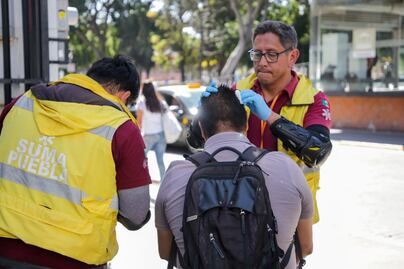 Hombre resulta lesionado tras caída de concreto de edificio abandonado en Puebla