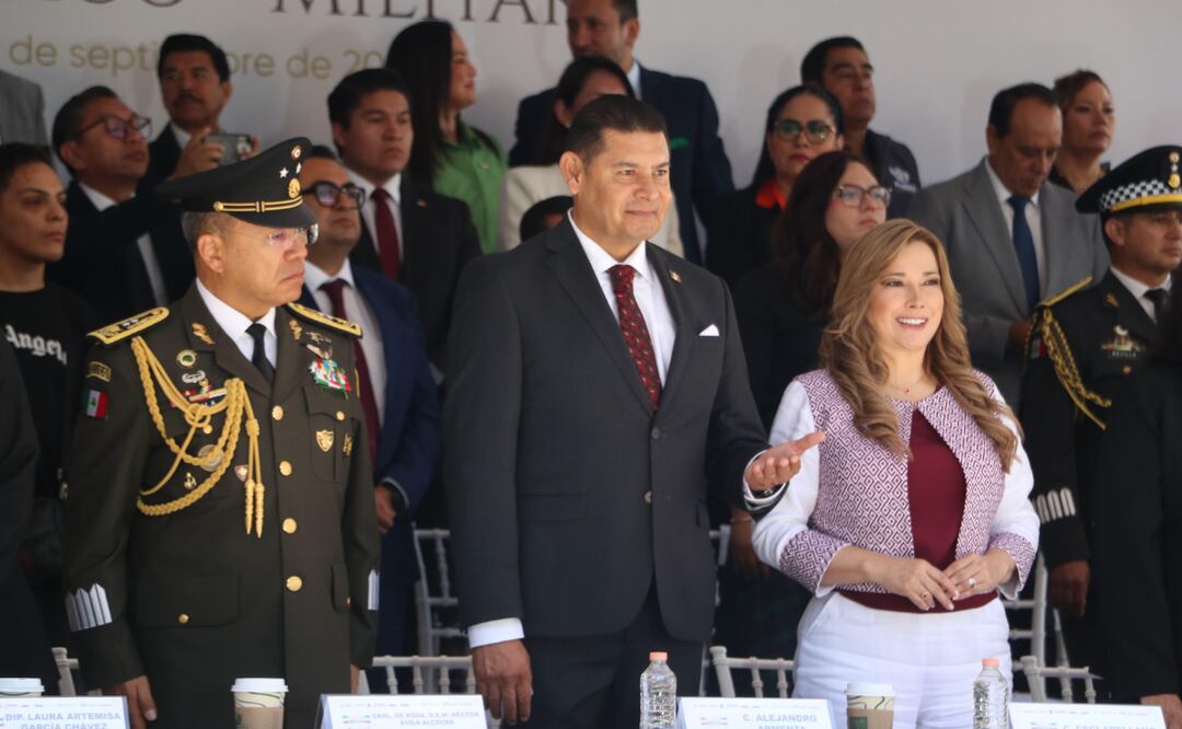 Con orgullo y fervor patrio, el gobernador Alejandro Armenta encabezó el Desfile Cívico-Militar en Puebla | Foto: Gobierno del Estado.