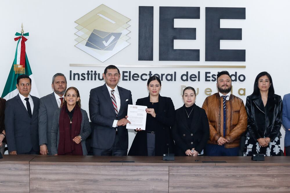 Alejandro Armenta asistió al registro de su plataforma ante el IEE | Foto: EsImagen