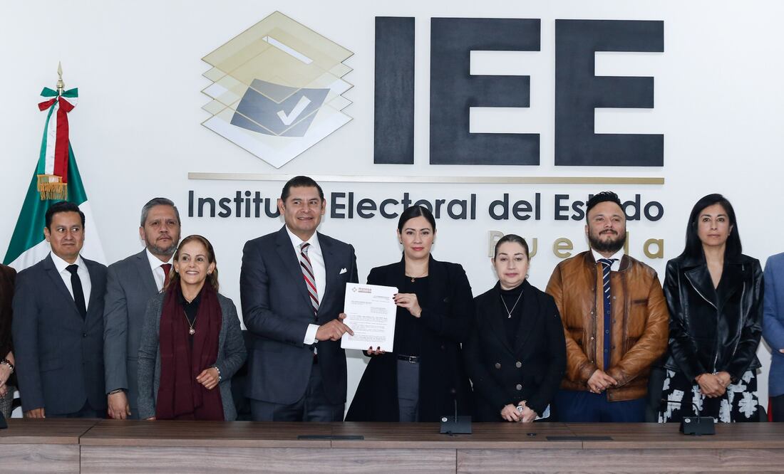 Alejandro Armenta asistió al registro de su plataforma ante el IEE | Foto: EsImagen